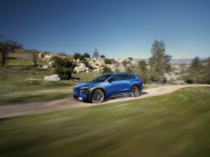 Subaru e-Outback in blau im Offroad