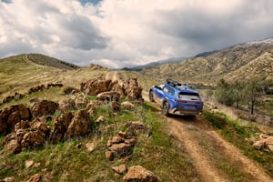 Subaru e-Outback in blau von hinten im Offroad-Gelände