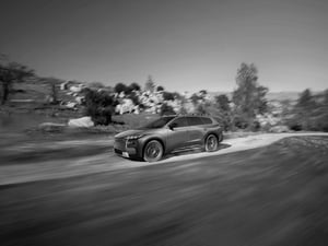 Subaru e-OUTBACK in schwarz/weiß im Gelände