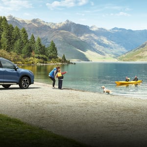 Subaru Forester am See mit Familie und Kajak