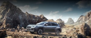 Subaru Crosstrek in grau auf felsigem Gebirgspfad
