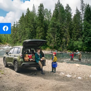 Forester mit Familie am Fluss und Facebook Signet