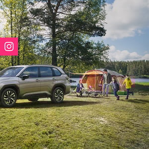 Forester mit Familie bei Campingausflug und Instagram Signet