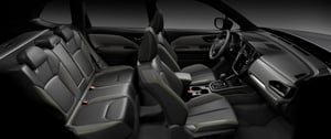 Seitenansicht eines Subaru Forester Innenraums mit schwarzer Lederausstattung und grünen Ziernähten