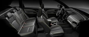 Seitenansicht eines Subaru Forester Innenraums mit schwarzer Lederausstattung und grünen Ziernähten