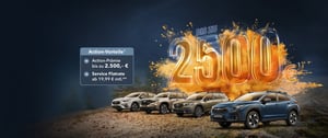Verschiedene Subaru Fahrzeuge auf staubiger Straße, darüber leuchtet 'Bis zu 2500€' in großer Schrift.