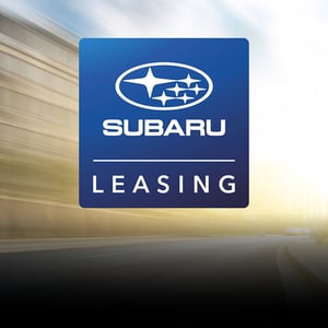 Subaru Leasing Badge mit verschwommener Straße im Hintergrund