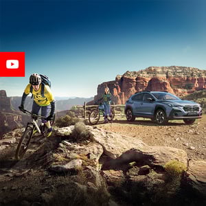 Biker mit Crosstrek und Youtube Signet