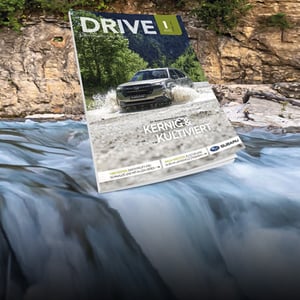 Drive Magazin Cover mit Wasser und Felswand im Hintergrund