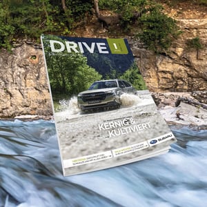 Cover des Subaru Drive-Magazins mit fließendem Wasser und Felswand im Hintergrund. 2. Ausgabe aus 2025