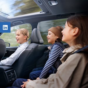 Familie im Forester und Linkedin Signet