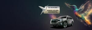 Subaru Forester vor dunklem Hintergrund neben einem bunten Kolibri und Signet 'Bis 30.09.2025 Subaru Kolibri-Gewinnspiel'