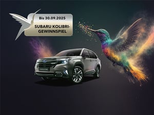Subaru Forester SUV in Grau neben einem farbenfrohen Kolibri mit dem Text 'Bis 30.09.2025 Subaru Kolibri-Gewinnspiel'