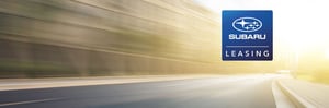 Subaru Leasing Signet mit Straße im Hintergrund