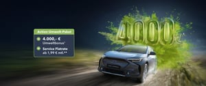 Subaru Solterra fährt auf Straße, dahinter große grüne Zahl '4000€' und Umweltbonus Signet daneben