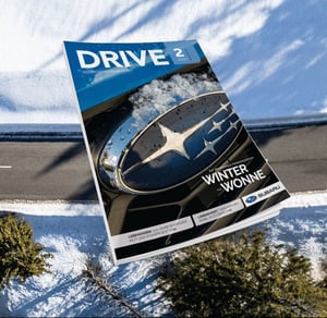 Subaru Drive Magazin Cover mit schneebedeckter Straße im Hintergrund