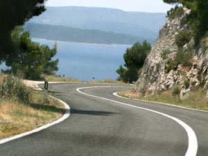 Landstraße mit See