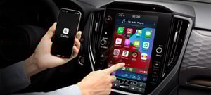 Handy neben dem Display im Forester