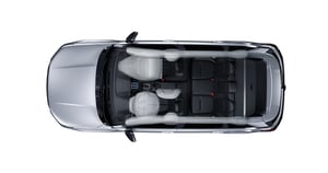 Draufsicht auf einen silbernen Forester mit Fokus auf Airbags