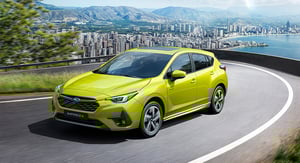 Gelber Subaru auf Straße