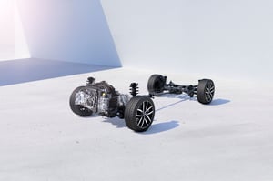 Fahrwerk des Impreza mit Antriebseinheit und vier Reifen auf weißem Untergrund