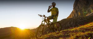 Mountainbiker bei Sonnenuntergang