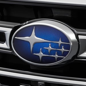 Subaru-Logo auf Front eines Outbacks