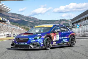 Blauer Subaru Rennwagen auf Nürburgring