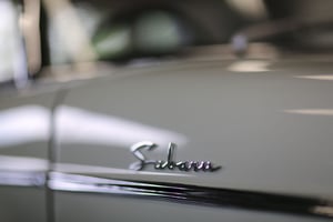 Subaru Schriftzug in silber auf altem weißen Subaru