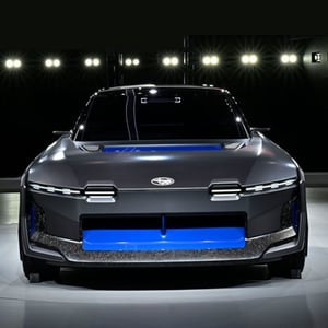 Frontansicht des Subaru Sport Mobility Concept in mattem Schwarz mit markanten LED-Leuchten und blauem Akzent im Kühlergrill