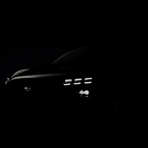 Silhouette eines Subarus mit beleuchteten Seitenlichtern und markantem Kühlergrill