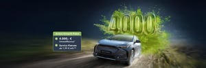 Subaru Solterra fährt auf Straße, dahinter große grüne Zahl '4000€' und Umweltbonus Signet daneben
