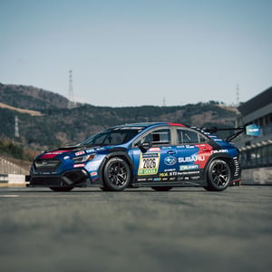 Blaue Subaru Rennwagen auf Rennstrecke