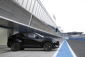 Uncharted AWD Black Seitenansicht stehend