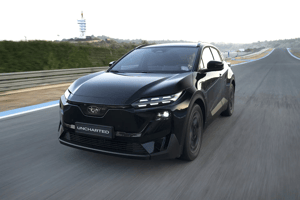 Uncharted AWD Black Frontansicht fahrend