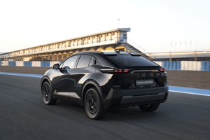 Uncharted AWD Black Heckansicht fahrend