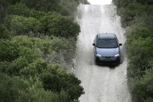 Uncharted AWD Grey Berg abwärts fahrend