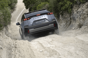 Uncharted AWD Grey Rückansicht Berg abwärts fahrend