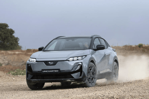 Uncharted AWD Grey Frontansicht fahrend