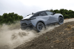 Uncharted AWD Grey Rückansicht fahrend