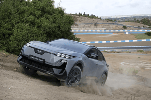 Uncharted AWD Black Frontansicht fahrend