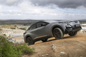 Uncharted AWD Grey Seitenansicht auf Berg