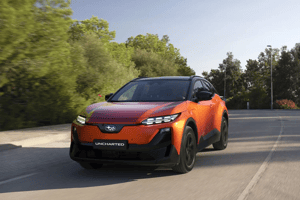 Uncharted FWD in orange Frontansicht fahrend