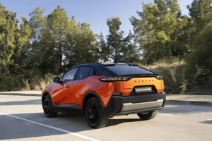 Uncharted FWD in orange Rückansicht fahrend