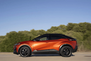 Uncharted FWD in orange Seitenansicht stehend