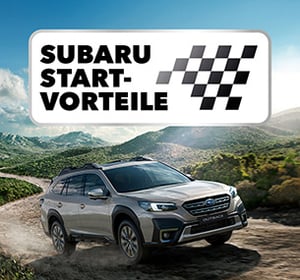 Subaru Startvorteile Badge darunter fährt ein silberner Subaru Outback auf Feldweg in bergiger Landschaft