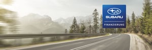 Bergstraße mit blauem Subaru Finanzierung Signet