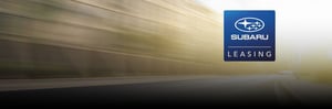 Subaru Leasing Signet mit Straße im Hintergrund