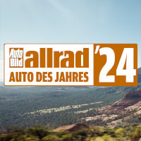 Auto Bild Allrad Auto des Jahres Badge in braun/weiß und Wüste im Hintergrund